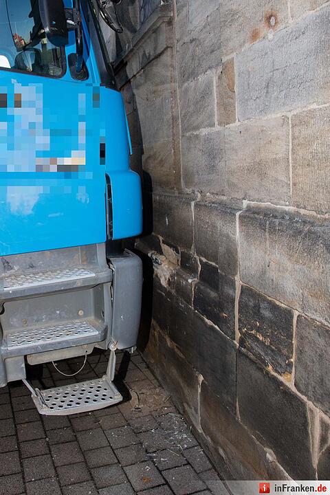 Unfall in Michelau: Lkw prallt gegen Kirchenmauer