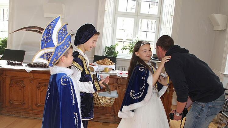 12 Das Prinzenpaar und der Hofmarschall überreichten auch den städtischen Angestellten Faschingsorden.