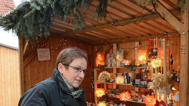 Überall weihnachtliche Stimmung an den Ständen. Foto: Schmidt