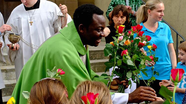 Herzlicher Abschied von Pfarrvikar Blaise Okpanachi vor der Kirche. Foto: Gerd Schaar