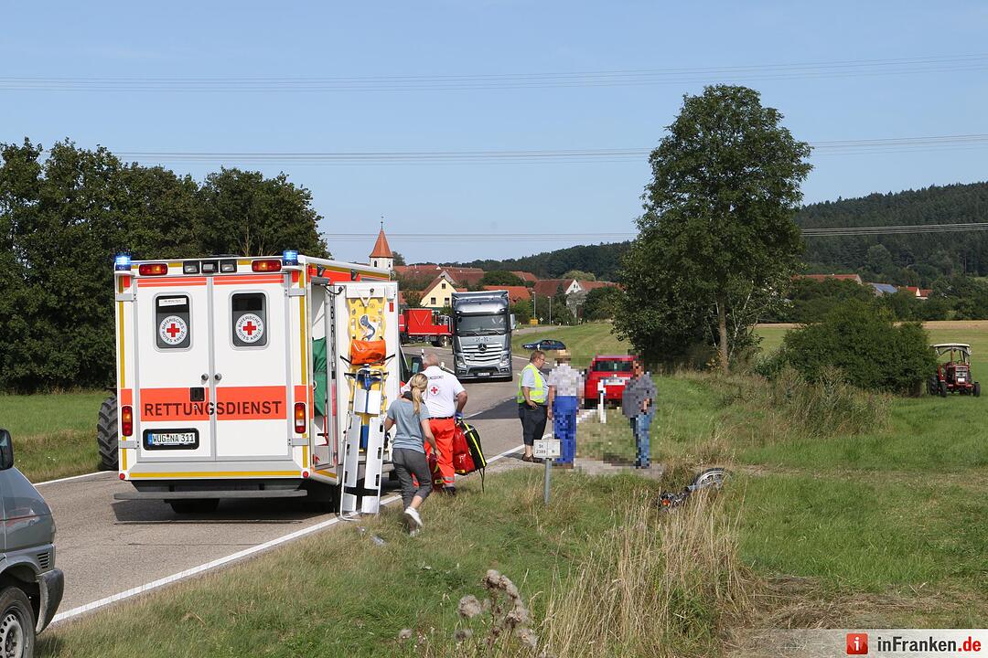 Motorradfahrer prallt bei Ettenstatt gegen Traktor