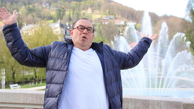 Der Mittelfranke Matthias Weger ist zur Zeit Gast in Bad Kissingen. Gerne spaziert er durch die Kuranlagen. F&uuml;r unser Foto holt er extra ganz tief Luft, denn die ist hier wirklich gut, sagen die Experten.  Foto: K. Kupka-Hahn