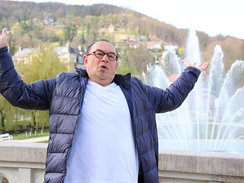 Der Mittelfranke Matthias Weger ist zur Zeit Gast in Bad Kissingen. Gerne spaziert er durch die Kuranlagen. Für unser Foto holt er extra ganz tief Luft, denn die ist hier wirklich gut, sagen die Experten.  Foto: K. Kupka-Hahn