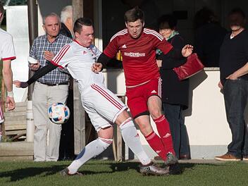 Aufmerksame Beobachter vor der Weißenbrunner Bratwurstbude: Philipp Krauß (weißes Trikot) versucht noch den Fuß an den Ball zu bringen als der Marktgraitzer Christian Bülling flanken will. Foto: Heinrich Weiß