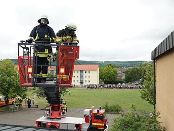 Die Feuerwehr testet, welche Gebäudeteile des Gymnasiums sie vom Pausenhof aus mit der Drehleiter erreicht.Foto: Arkadius Guzy