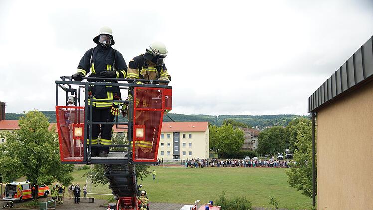 Die Feuerwehr testet, welche Gebäudeteile des Gymnasiums sie vom Pausenhof aus mit der Drehleiter erreicht.Foto: Arkadius Guzy