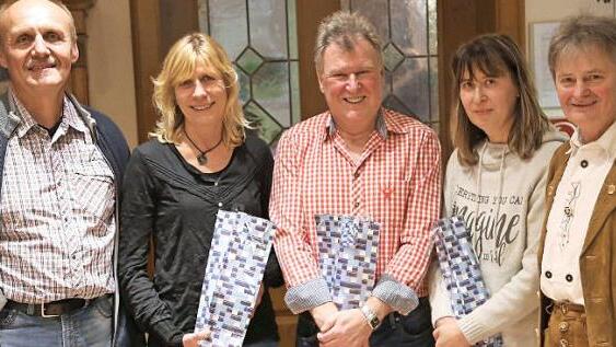 Unser Foto zeigt von links Wanderwart Harald Kintopp, Monika Förstel, Roland Moertel Monika Borg,und Vorsitzenden Arnold Zametzer.  Foto: Franz Galster