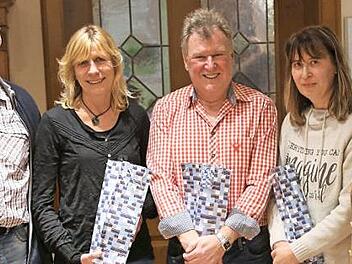Unser Foto zeigt von links Wanderwart Harald Kintopp, Monika Förstel, Roland Moertel Monika Borg,und Vorsitzenden Arnold Zametzer.  Foto: Franz Galster