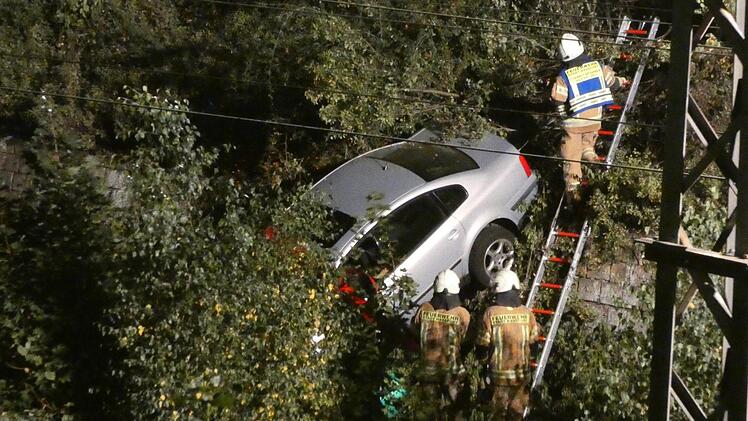 Autounfall in Unterfranken: Ein Auto kam am Freitagabend von der Stra&szlig;e ab und st&uuml;rzte einen Bahndamm hinab. Foto: NEWS5 / Licha