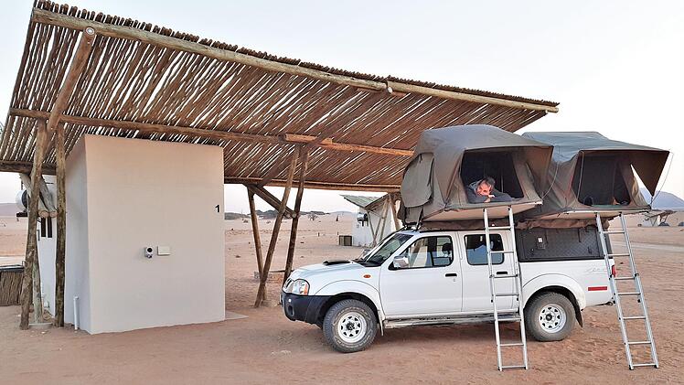 Sebastian Fickert im Dachzelt auf dem Geländewagen Foto: Stefan Fickert