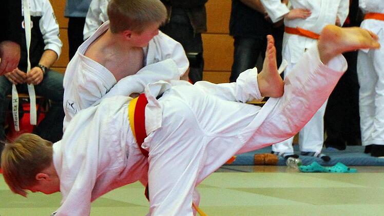 Einen spannenden Kampf lieferten sich Lukas Körting (JC Dettelbach) und Finn Trauzettel (roter Gurt) vom SC Bushido Kitzingen. Foto: Thomas
