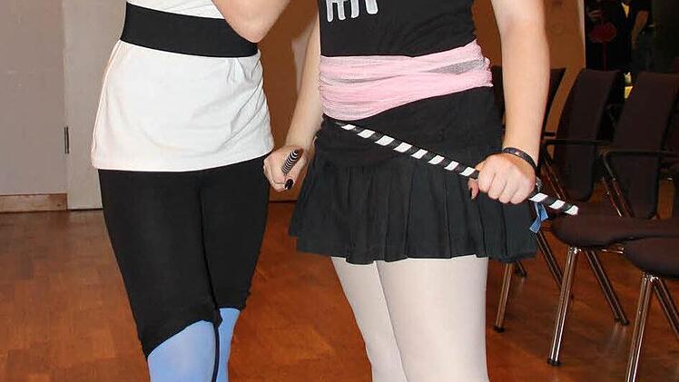 Emel Özkagh (18) aus Lichtenfels (links) alias Jade Harley aus dem Webcomic "Homestuck" ist erst im Frühjahr durch die "Japan in Coburg Convention" aufs Cosplay gekommen. Dort besucht sie noch die FOS, bevor sie im September in Bayreuth mit dem Studium als Fachlehrerin beginnt. "Ich liebe Conventions, weil ich dort Leute treffe, die wie ich drauf sind". Zum Beispiel Anna Neugebauer (18) aus Schweinfurt, die Rose Lalonde aus "Grimdark" verkörpert. Foto: nat