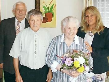 Das Jubelpaar mit dem stellvertretenden Landrat Johann Pfister (links) und einer Tochter Foto: p