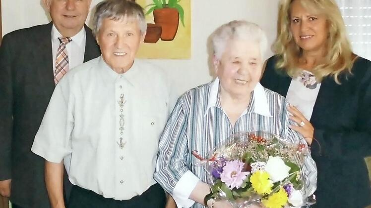 Das Jubelpaar mit dem stellvertretenden Landrat Johann Pfister (links) und einer Tochter Foto: p