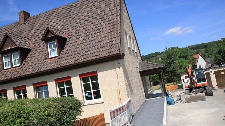Der Eingang der Uetzinger Schule erhielt eine Rampe und ist nun barrierefrei zu erreichen.