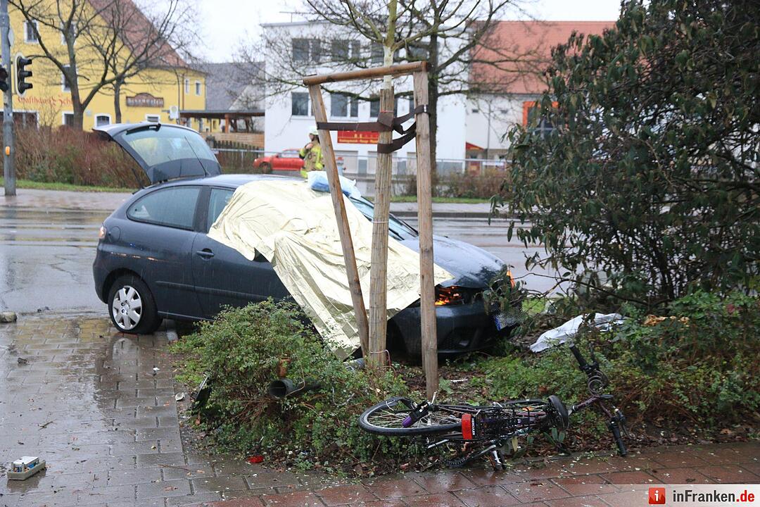Auto fährt in Forchheim in Menschengruppe