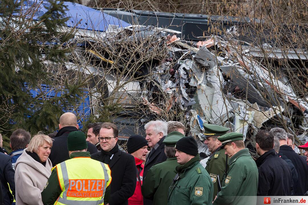 Der bayerische Ministerpräsident Horst Seehofer (M) und der SPD-Fraktionsvorsitzende im bayerischen Landtag, Markus Rinderspacher (l), stehen  am 10.02.2016 in Bad Aibling (Bayern) an der Unglücksstelle des Zugunglücks, bei dem am 09.02.2016 zehn Menschen ums Leben gekommen sind . Foto: Frm Uwe Lein Peter Kneffel/dpa