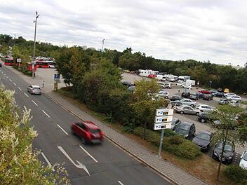 Praktisch, weil flächenmäßig sehr großzügig: Der Großparkplatz in Erlangen wird auch nach dem Bürgerentscheid noch im Fokus der Stadtentwicklung bleiben.  Archivfoto: Christian Bauriedel