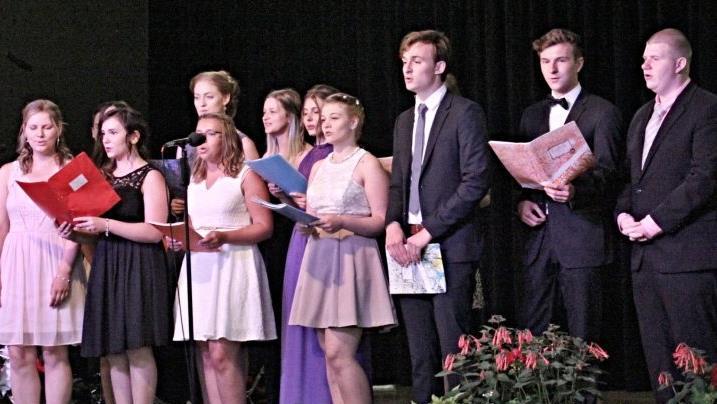 Der Schulchor umrahmt die Feier
