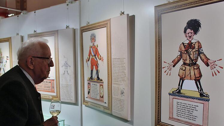 Werner Eberth interessiert sich wer in  die Struwwelpeter Karikaturgalerie aufgenommen ist. Foto: Werner Vogel