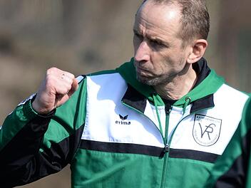 Trainer Detlef Zenk tritt mit seinem VfR Katschenreuth am Mittwoch zum Bezirksliga-Derby in Kasendorf an. Die Favoritenrolle lehnt der zweitplatzierte SSV jedoch ab.  Foto: Peter Mularczyk