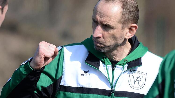 Trainer Detlef Zenk tritt mit seinem VfR Katschenreuth am Mittwoch zum Bezirksliga-Derby in Kasendorf an. Die Favoritenrolle lehnt der zweitplatzierte SSV jedoch ab.  Foto: Peter Mularczyk