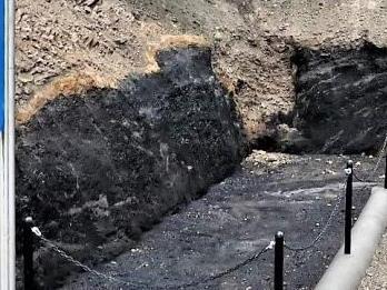 Die einzige Stelle in Bayern, an der Steinkohle in natürlicher Form zu sehen ist: das Geotop in Stockheim mit Überdachung im Bereich der ehemaligen Katharinenzeche. Fotos: Gerd Fleischmann