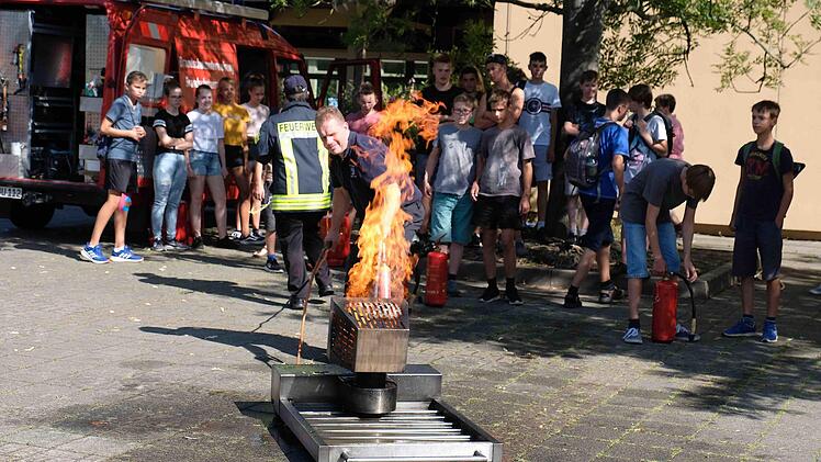 Endlich durften die Schüler auch selbst zur Tat mit den Feuerlöschern greifen.Gerd Schaar