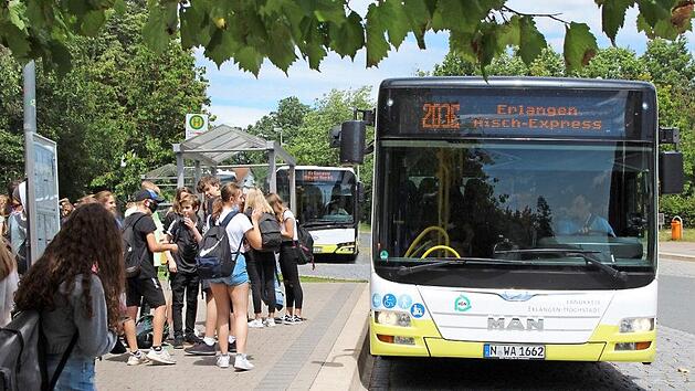 Die Schüler, die hier am Höchstadter Busbahnhof Schwedenschanze starten, bekommen das 365-Euro-Ticket kostenlos.  Fotos: Andreas Dorsch
