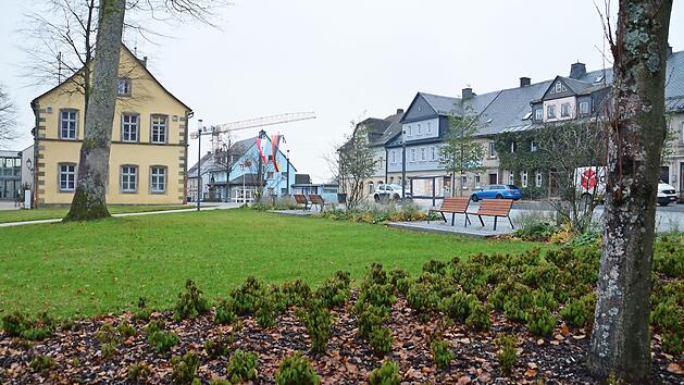 Der Stadtrat Teuschnitz beschloss die Errichtung einer - optisch in den Hintergrund r&uuml;ckenden - Bushaltestelle auf der Seite des Schlossgartens nach einem Plan von Marcus Hamberger von den "Freiraumpionieren".