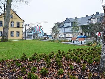 Der Stadtrat Teuschnitz beschloss die Errichtung einer - optisch in den Hintergrund rückenden - Bushaltestelle auf der Seite des Schlossgartens nach einem Plan von Marcus Hamberger von den "Freiraumpionieren".