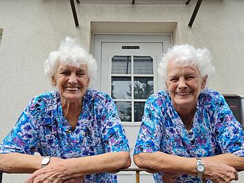 Edeltraud (links) und Irmtraud (rechts) vor dem Haus der fünf Minuten älteren Schwester in Garitz. Foto: Susanne Will