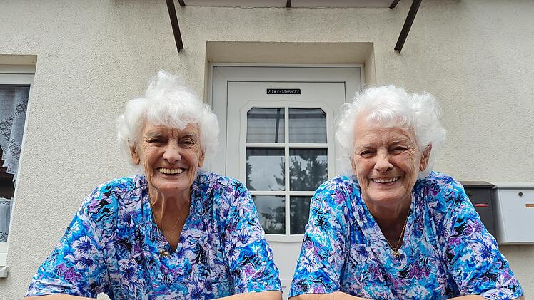 Edeltraud (links) und Irmtraud (rechts) vor dem Haus der fünf Minuten älteren Schwester in Garitz. Foto: Susanne Will