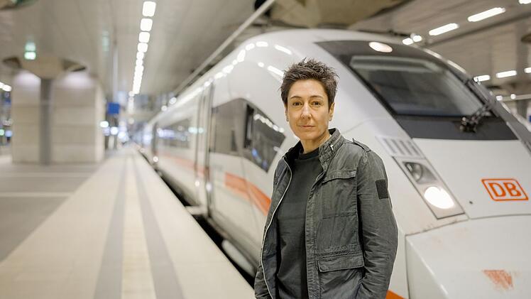 Manchmal steht man einfach nur herum: Dunja Hayali geht den Ursachen f&uuml;r die zahlreichen Versp&auml;tungen und Ausf&auml;lle auf den Grund.