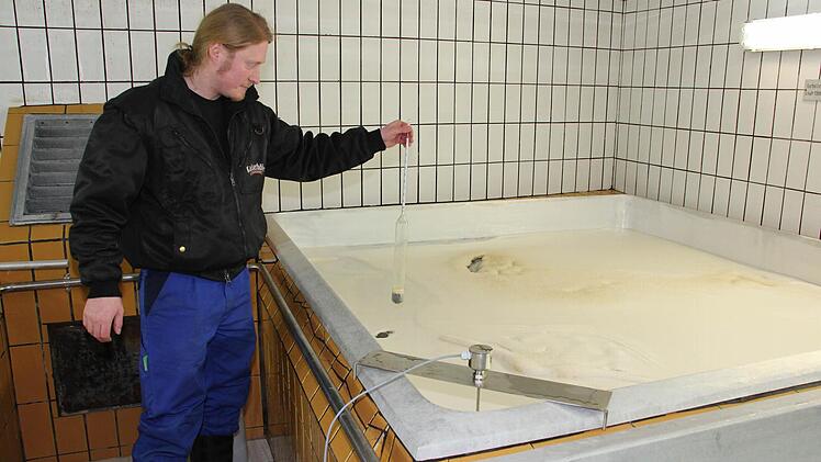 Robert Smith prüft im Gärkeller, wie stark sich der Zucker in Alkohol umgewandelt hat.  Foto: Schedel