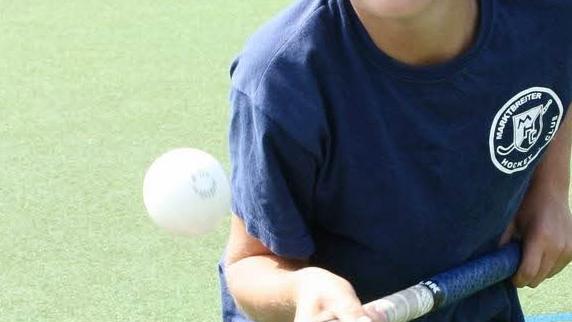 Luca Matern Zeigt einige Tricks für Fortgeschrittene mit seinem Hockeyschläger.Foto: Th. Meyer