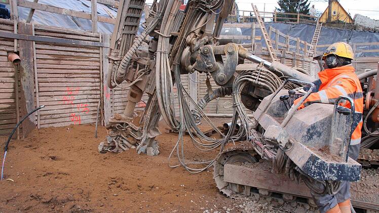 Gleich mit drei Bohrgeräten parallel werden die Löcher gebohrt. Fotos: Ralf Ruppert