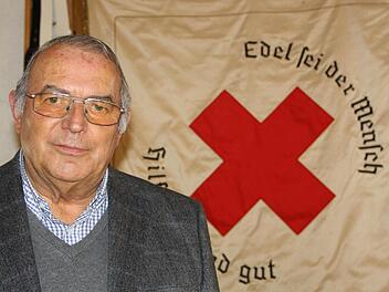 "Edel sei der Mensch hilfreich und gut" hat sich die Bad Brückenauer Rot-Kreuz-Bereitschaft einst auf ihre Fahne sticken lassen. Für den langjährigen Sanitäter und Kolonnenführer Edgar Rieß war das immer ein wichtiges Leitmotiv. Foto: Ralf Ruppert