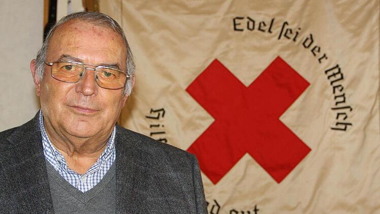 "Edel sei der Mensch hilfreich und gut" hat sich die Bad Brückenauer Rot-Kreuz-Bereitschaft einst auf ihre Fahne sticken lassen. Für den langjährigen Sanitäter und Kolonnenführer Edgar Rieß war das immer ein wichtiges Leitmotiv. Foto: Ralf Ruppert