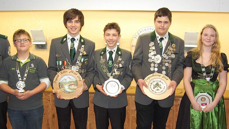 Jugendschützenkönige; von links: Little John Nils Weigand, Robin Hood Tobias Doll, Bruder Tuck Marius Meindl, er ist auch 1.Ritter Jugendkönig, Jugendkönig Marcel Winter und 2.Ritterin Lena Jopp.