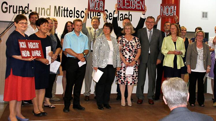 Während fast alle Lehrkräfte der Seßlacher Grund- und Mittelschule im neuen Schuljahr erhalten bleiben, musste sich das Team zum 31. Juli von seinem Rektor Helmut Dillig (Bildmitte) verabschieden. Dazu hatten sie das Lied "Hurra, wir leben noch" von Milva leicht abgewandelt. Foto: Bettina Knauth