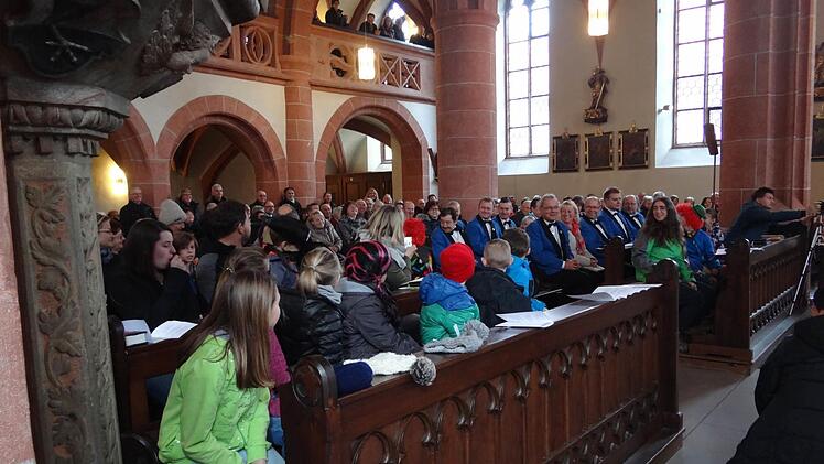 Ein vollbesetztes Gotteshaus wartete auf die Predigt von Pater Rudolf Theiler.