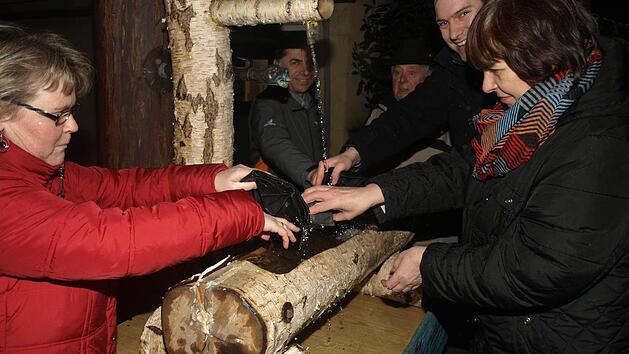 Auf dem Schlossplatz richtete der Faschingsclub zum 44. Mal am Aschermittwoch eine Geldbeutelwäsche aus. Auf unserem Foto spülen von links Gemeinderätin Karin Haut, Ortsreferent Benedikt Kessler und Maria Schöler vom Pfarrgemeinderat ihren Geldbeutel sauber.  Foto: Stefan Geiger