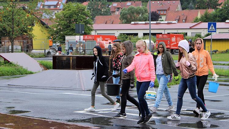 Bewaffnet mit Handschuhen, Eimern und Tüten zogen die Schüler los, um achtlos weggeworfenen Unrat zu beseitigen.  Foto: Julia Raab