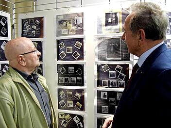 Kurt Kempe (links) und Walter Mackert in der Ausstellung vor den Bildern Postelberg 1938 bis 1945 Foto: Andreas Welz