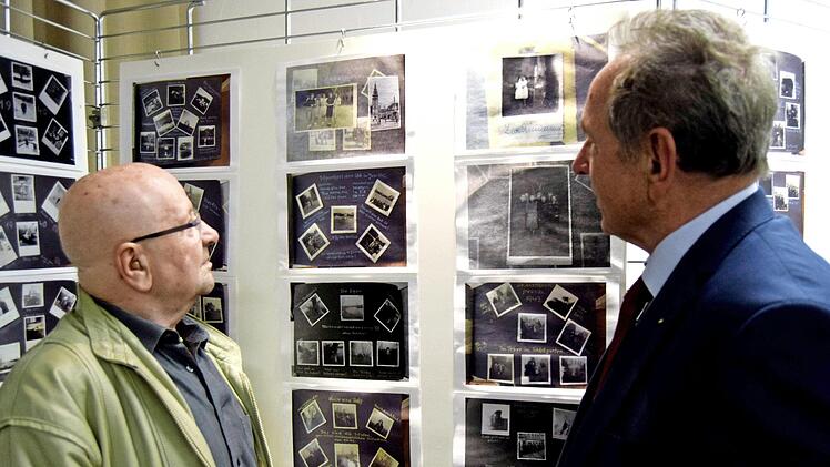Kurt Kempe (links) und Walter Mackert in der Ausstellung vor den Bildern Postelberg 1938 bis 1945 Foto: Andreas Welz