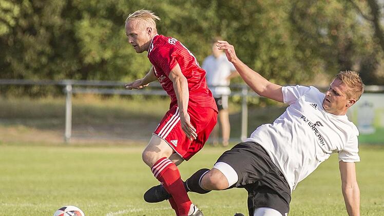 Zuletzt setzte sich Fabian Schmitt (links) und der FSV Krum gegen die SG Donnersdorf durch.  Foto: Rene Ruprecht