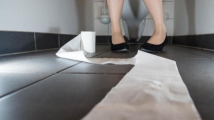 Das kennen viele Frauen: Kaum auf der Toilette gewesen, "muss" sie schon wieder. Falsche Scham hilft da nicht weiter.  Foto: Franziska Gabbert/dpa