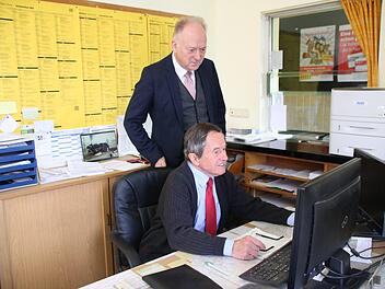 Bürgermeister Helmut Blank (CSU) sieht zu, wie Adolf Kieslich eine Verbindung heraussucht. Doch damit ist Ende des Monats Schluss. Und diesmal endgültig.  Thomas Malz