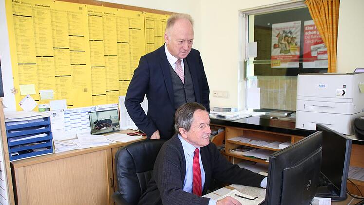 Bürgermeister Helmut Blank (CSU) sieht zu, wie Adolf Kieslich eine Verbindung heraussucht. Doch damit ist Ende des Monats Schluss. Und diesmal endgültig.  Thomas Malz